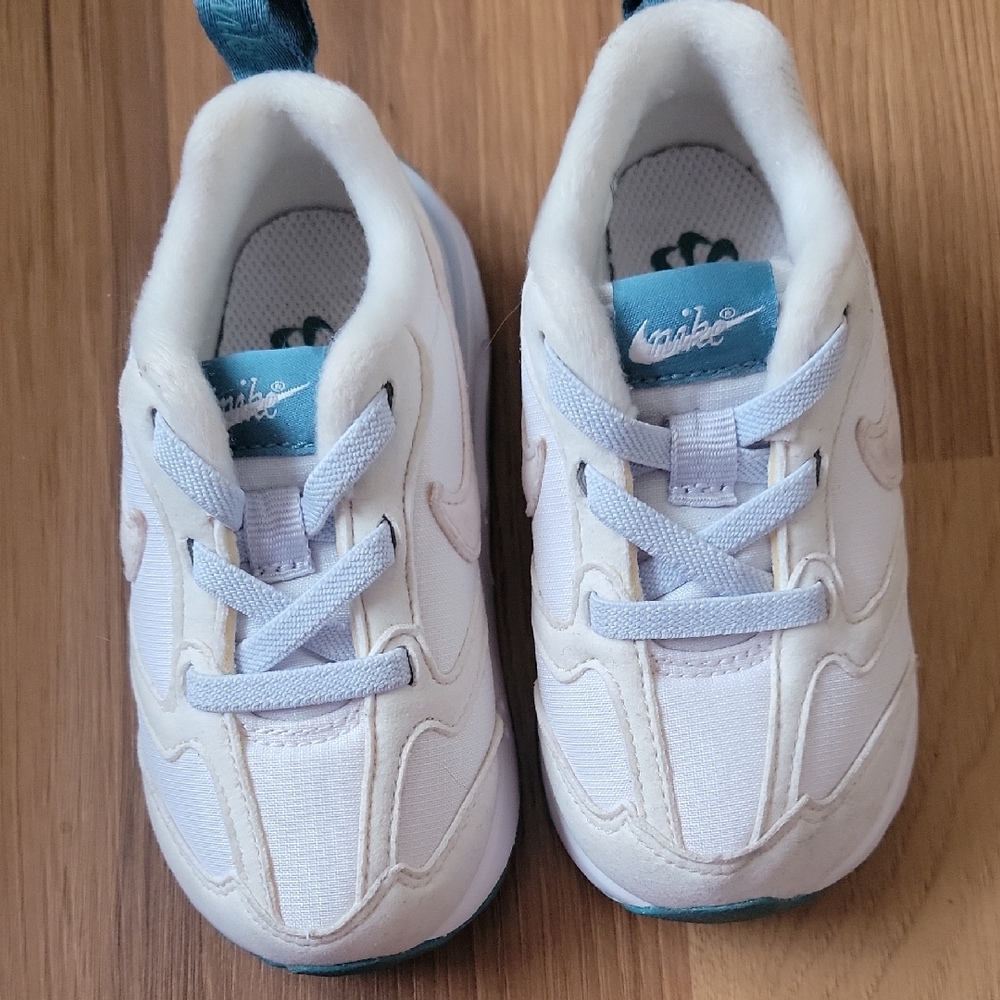 Nike Kids Sneakers in White and Teal